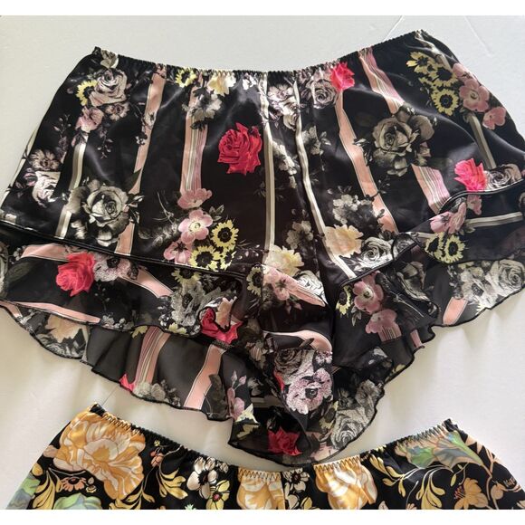NWT Two Victorias Secret Floral Ruffle Intimate Sleep Sleepwear Shorts Sz M - Picture 3 of 8